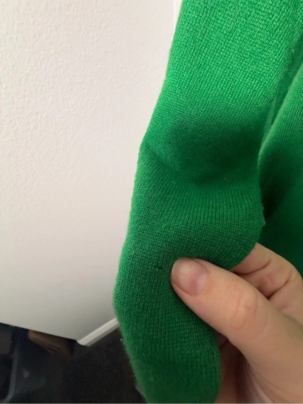 Club Monaco 100% Cashmere Kelly Green V-Neck Sweater Size M